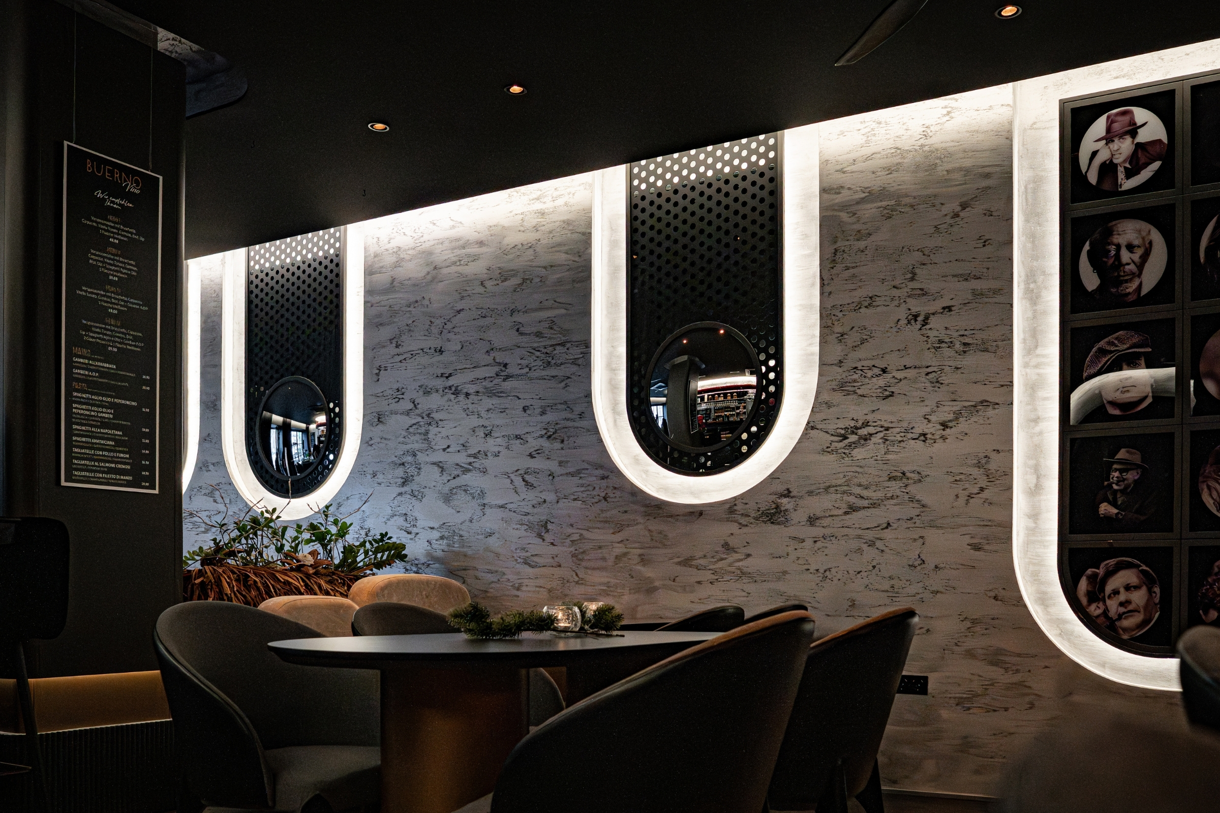 Wand mit Spiegel und Speißekarte