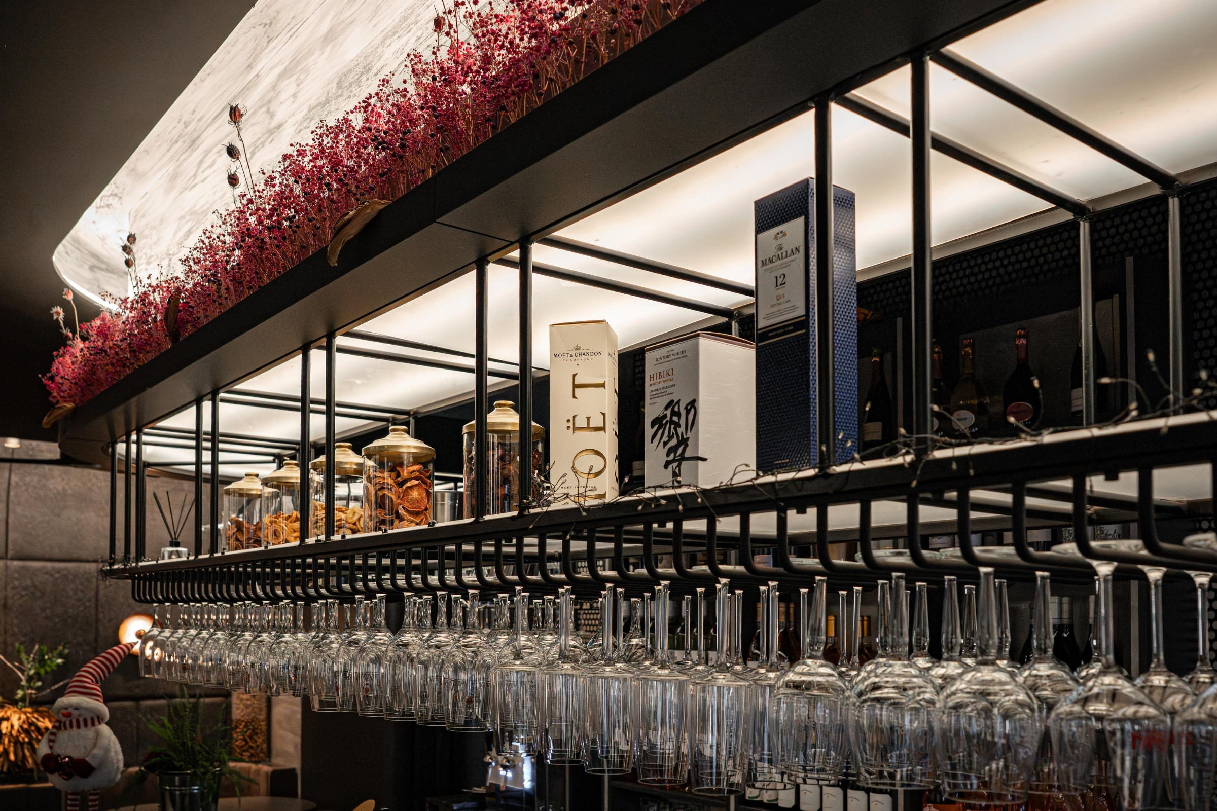 Buerno Theke Deckenschmuck